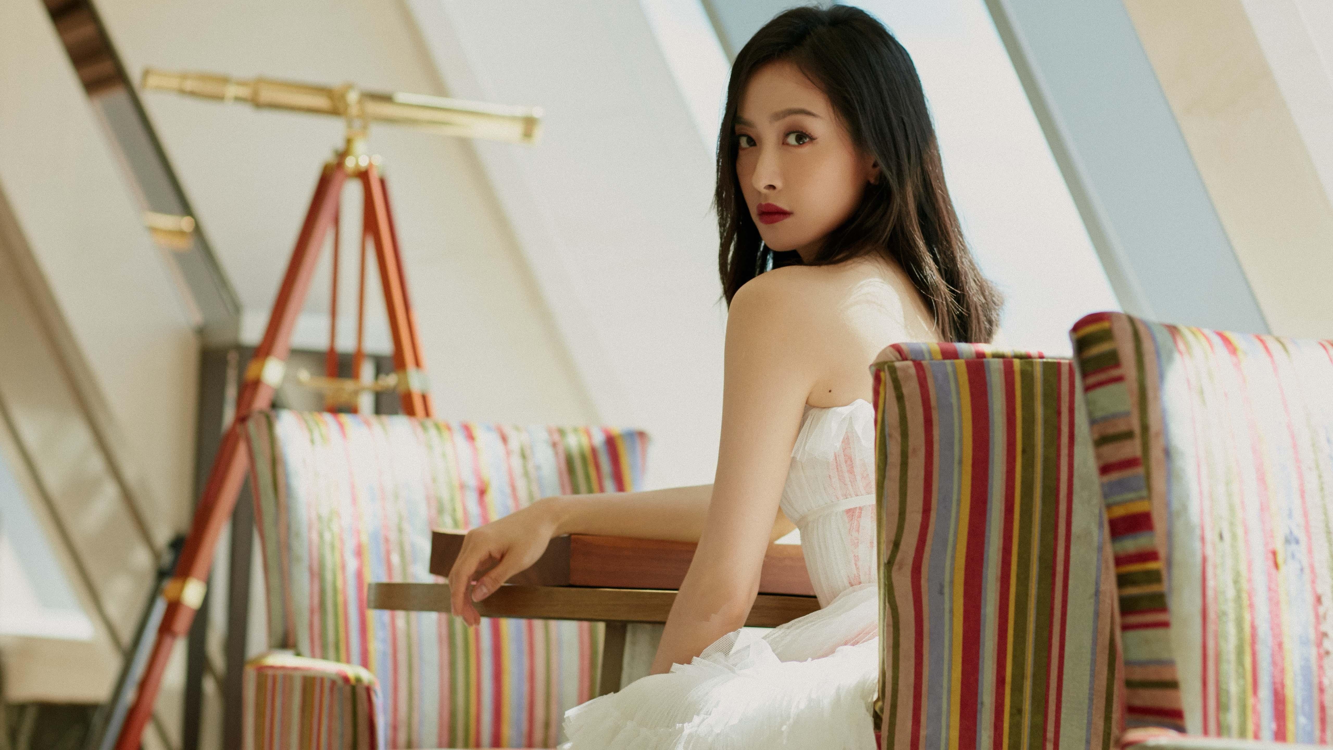 开云体育网页版入口-穆里尼奥与球迷互动化解误会，穆里尼奥踢球经历