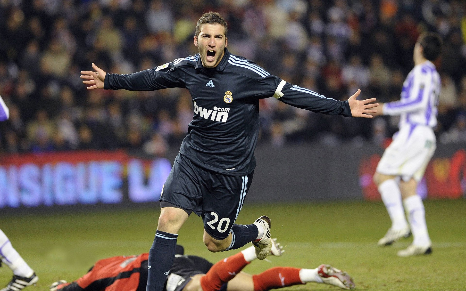 在对阵勇士的季后赛系列赛中，库里单场投中11个三分，帮助球队夺取胜利！